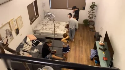 一群青年男女聚到一起啪啪场面淫乱堪比大片大臀妹子叫的最欢高潮好